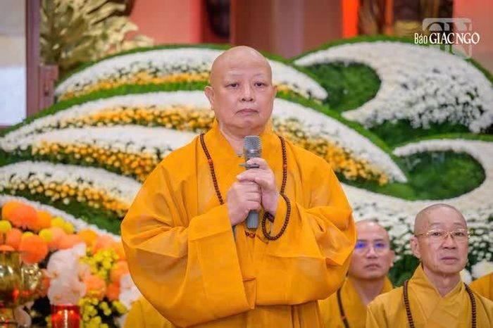Hòa thượng Chánh Chủ đàn sách tấn các giới tử