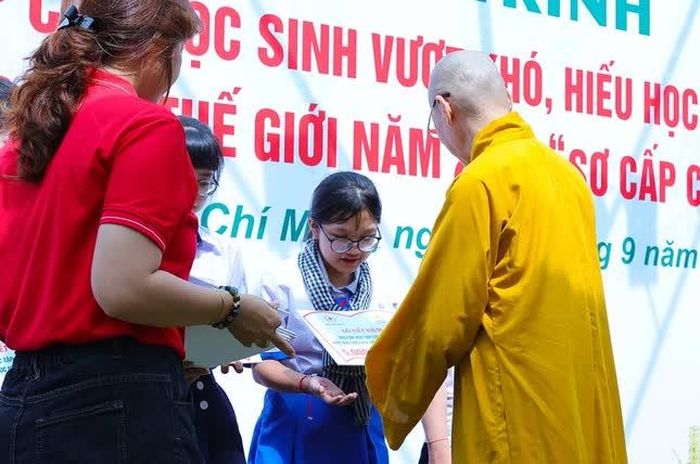 Hòa thượng Thích Hiển Đức trao quà đến các em học sinh