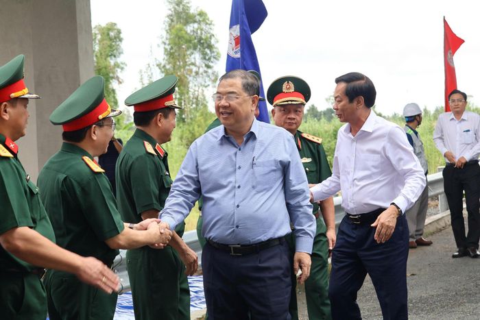 Phó Thủ tướng Thường trực động viên cán bộ, chiến sĩ Binh đoàn 12.