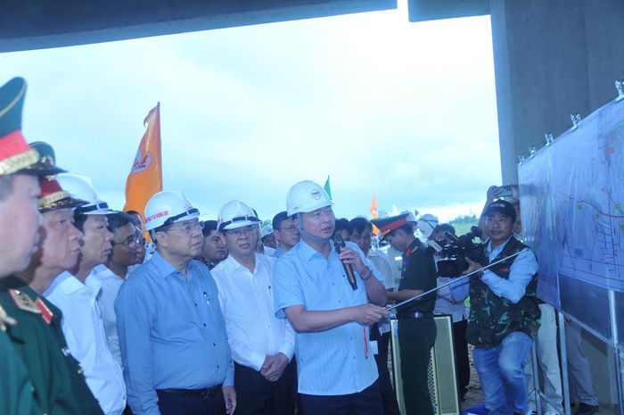 Ông Lê Minh Cường, Giám đốc Ban Quản lý dự án đầu tư xây dựng các công trình giao thông và nông nghiệp TP Cần Thơ, báo cáo tiến độ cao tốc Châu Đốc - Cần Thơ - Sóc Trăng.