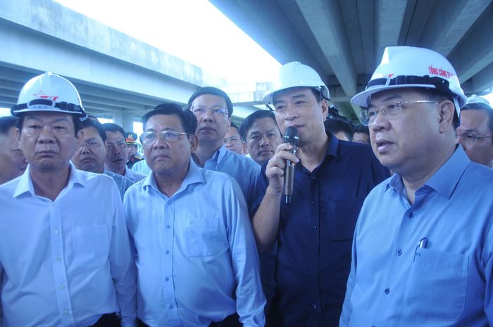 Thứ trưởng Phạm Minh Hà báo cáo tiến độ cao tốc Cần Thơ - Cà Mau với Phó Thủ tướng Thường trực Phạm Gia Túc (bìa phải).