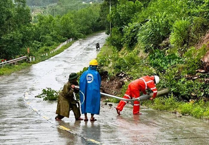 Cột điện ngã đổ do sạt lở tại đèo Nông Sơn.