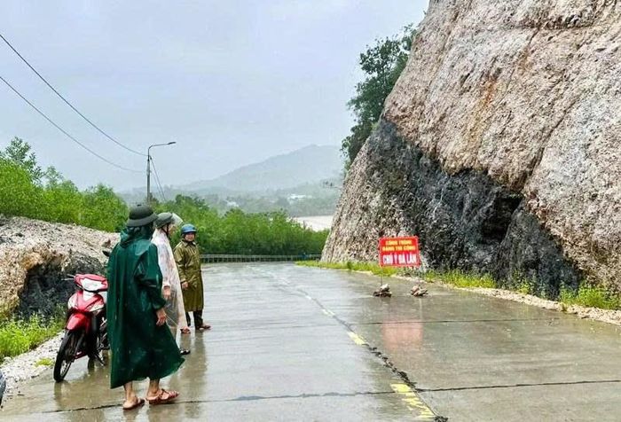 Sạt lở tại khu vực đèo Nông Sơn. 