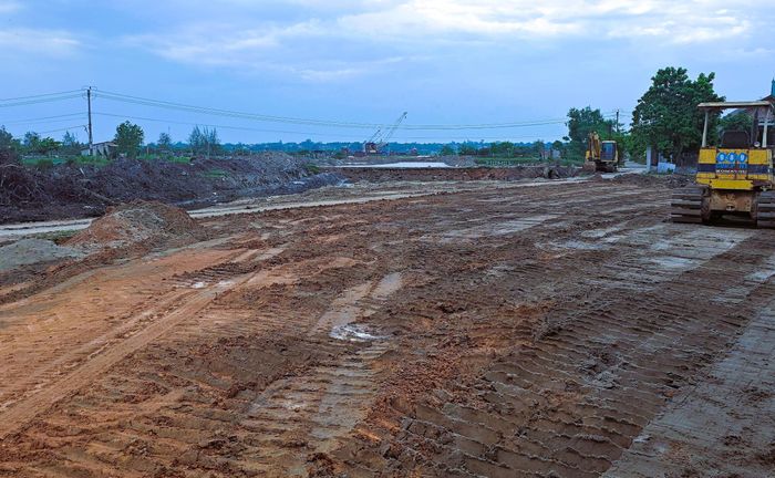 Đáng chú ý, hợp đồng thi công gói thầu xây lắp dự án được liên danh nhà thầu trúng thầu ký kết với chủ đầu tư vào tháng 6/2025, thời gian thực hiện đến cuối tháng 12/2026. Tuy nhiên, đến nay giá trị thực hiện chỉ mới hơn 69/346 tỷ đồng, đạt khoảng hơn 19,95%.