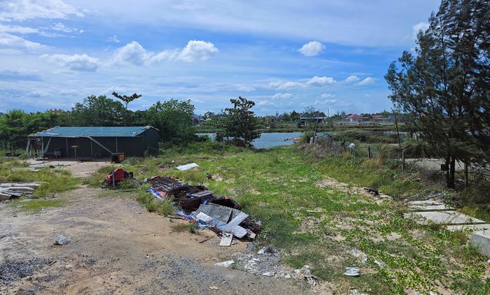 Theo chủ đầu tư, dự án hiện còn khoảng 2,02/5,76km chưa hoàn thành GPMB, mặt bằng xôi đỗ. Bên cạnh đó, tại các vị trí đã bàn giao mặt bằng, nhà thầu thời gian qua chưa bố trí đầy đủ máy móc, thiết bị để triển khai thi công, chủ đầu tư đã nhiều lần kiểm tra, nhắc nhở, đôn đốc và yêu cầu nhà thầu khắc phục, nhưng tiến độ thực hiện vẫn rất chậm.