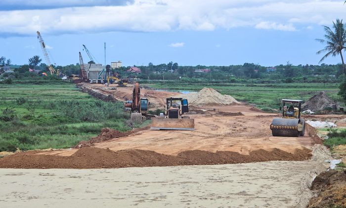 Bên cạnh đó, các nhà thầu đang thi công nền đường khoảng 1,6/4,8km; hoàn thành 3/23 cống thoát nước ngang, đang triển khai 2 cống thoát nước.