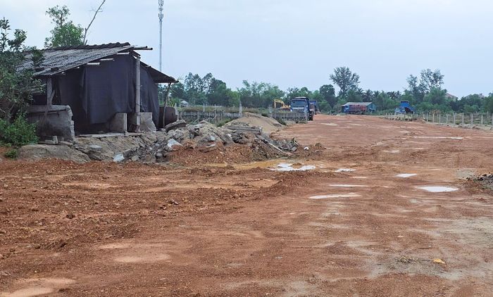 Thời gian còn lại để hoàn thành dự án trong năm 2026 không nhiều, thời tiết những tháng cuối năm dự kiến diễn biến bất lợi, mưa bão kéo dài, ảnh hưởng trực tiếp đến tiến độ hoàn thành dự án.