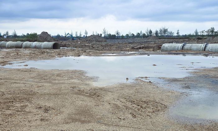 Tổng chiều dài đoạn nói trên khoảng 1,5km, địa phương mới bàn giao mặt bằng khoảng 900m, trong đó 3 đoạn với tổng chiều dài khoảng 0,3km hiện đang thi công đắp nền đường, cống thoát nước; đoạn 0,6km qua các hồ nuôi trồng thủy sản mới bàn giao mặt bằng đang đào bóc phong hóa, còn lại 3 đoạn đang vướng mặt bằng liên quan các hộ diện tái định cư.