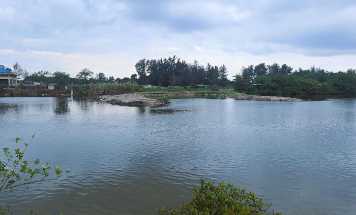 Trong khi đó, cầu Hà Tây (xã Nam Cửa Việt) nhà thầu chỉ mới hoàn thành đổ bê tông cọc bê tông cốt thép (40x40)cm được 6/48 cọc… và vẫn đang vắng bóng thi công.