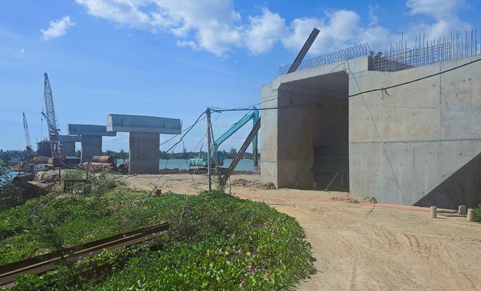 Đáng kể, cầu Cửa Tùng do nhà thầu Công ty CP Xây dựng công trình 525 đã hoàn thành đổ bê tông cọc khoan nhồi 51/74 cọc, hoàn thành đổ bê tông mố M1 ở bờ Bắc (xã Cửa Tùng) và các trụ T1, T2, T3; đang thi công thân trụ T4 và bệ trụ T5, đang đúc dầm cầu và chuẩn bị khoan cọc khoan nhồi mố M2 ở bờ Nam (xã Bến Hải).