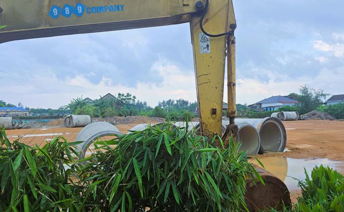 Trời mưa, những đoạn đang thi công nền đường chững lại, nhiều đoạn vẫn đang vướng mắc mặt bằng.