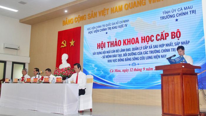  PGS.TS Hoàng Anh, Vụ trưởng Vụ Quản lý khoa học (Học viện Chính trị quốc gia Hồ Chí Minh) chia sẻ tại hội thảo. 