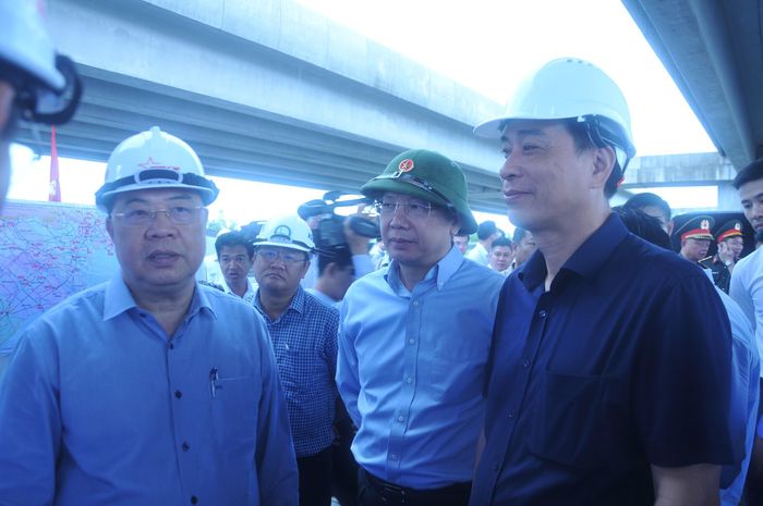 Phó Thủ tướng Thường trực Phạm Gia Túc cùng đoàn công tác kiểm tra hiện trường cao tốc Cần Thơ - Cà Mau, nút giao IC3.