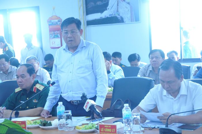 Ông Ngô Công Thức, Phó Chủ tịch UBND tỉnh An Giang, báo cáo lượng đá tại địa phương.