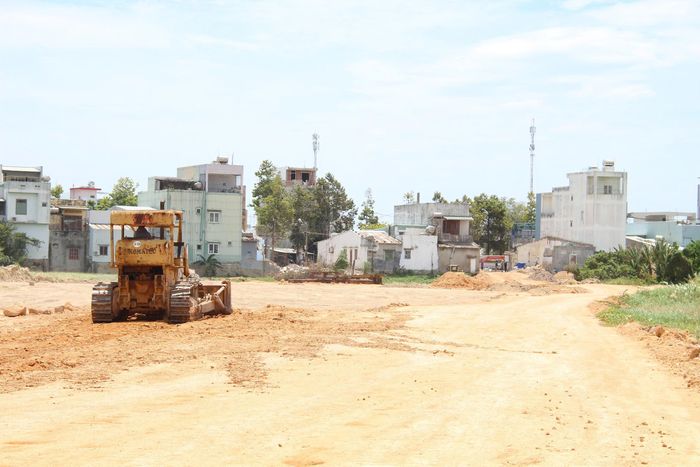 Máy móc tiến hành san gạt, đắp nền đường dự án.