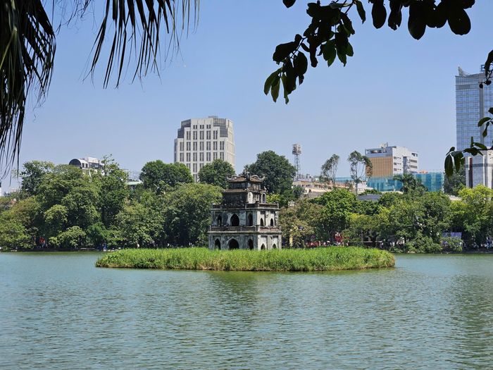 Không gian Hồ Gươm gần gũi với người dân qua những hoạt động thường nhật, đồng thời lưu giữ những giá trị lịch sử, văn hóa đặc trưng của Thủ đô (Ảnh: Khoa Trần)