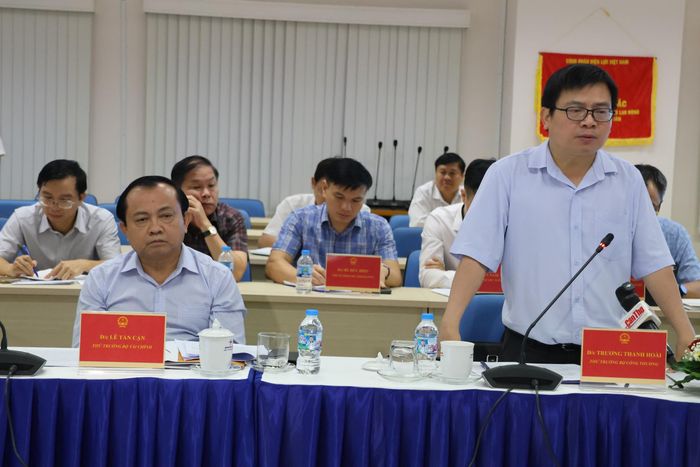 Thứ trưởng Bộ Công thương Trương Thanh Hoài báo cáo tình hình các dự án.