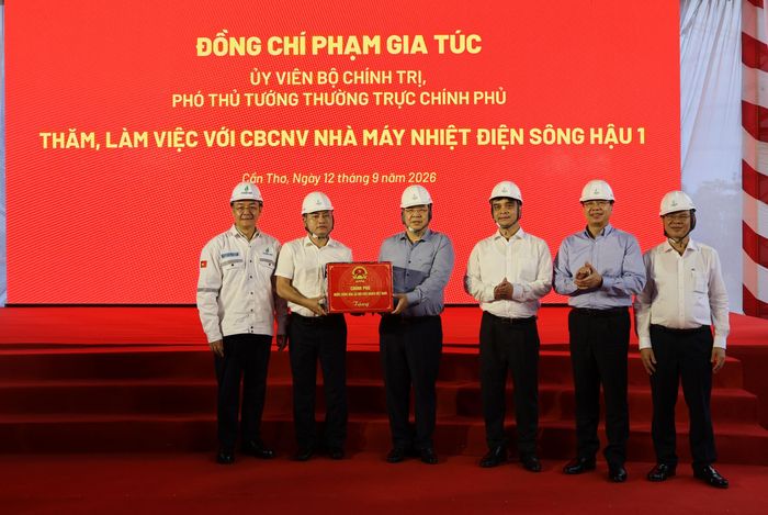 Phó Thủ tướng Thường trực Phạm Gia Túc tặng quà cho cán bộ Nhà máy Nhiệt điện Sông Hậu 1.