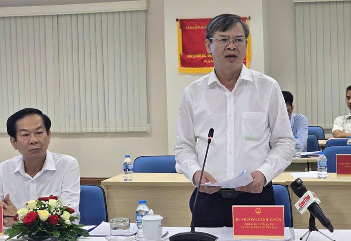 Ông Trương Cảnh Tuyên, Chủ tịch UBND TP Cần Thơ báo cáo tại buổi làm việc.