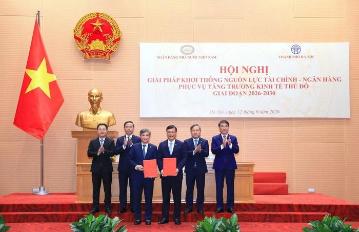 Các ngân hàng thương mại và doanh nghiệp trao thỏa thuận hợp tác tài trợ vốn dưới sự chứng kiến của lãnh đạo NHNN và TP. Hà Nội. Ảnh: Linh Phạm