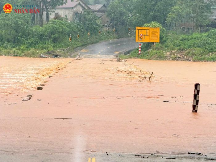 Nhiều tuyến đường liên xã ở khu vực miền núi tỉnh Quảng Trị bị nước lũ chia cắt
