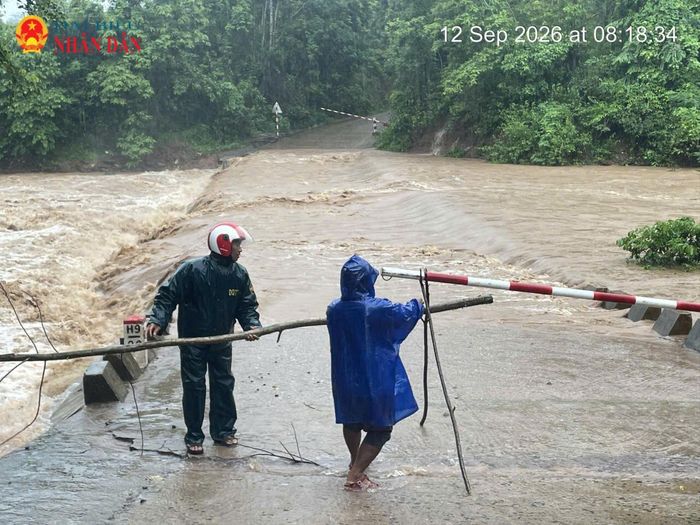 Nhằm đảm bảo an toàn cho người dân, nhiều khu vực miền núi tỉnh Quảng Trị được các lực lượng chức năng lập chốt, cảnh báo khu vực nước lũ dâng cao