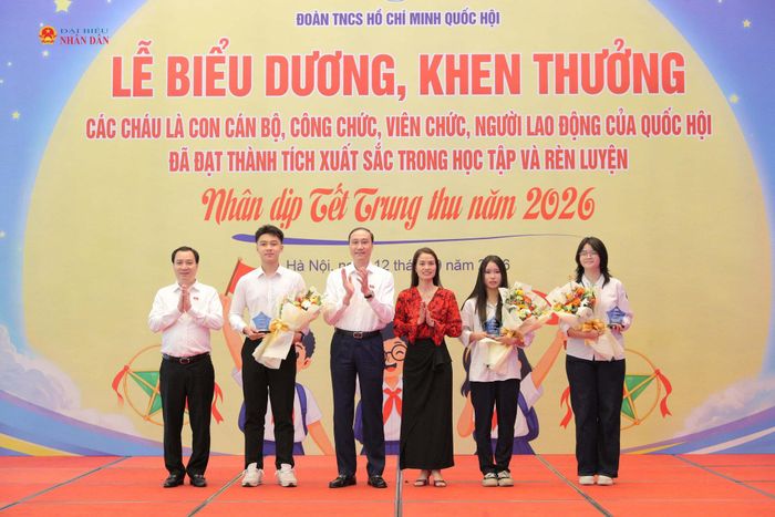 Phó Bí thư Đảng uỷ Quốc hội Phùng Khánh Tài trao thưởng cho các cháu có thành tích cấp quốc gia