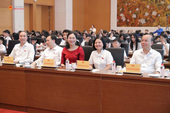 Phó Bí thư Đảng ủy Quốc hội Phùng Khánh Tài và các đại biểu dự chương trình