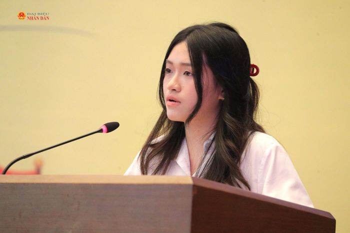 Em Nguyễn Hương Giang thay mặt học sinh có thành tích xuất sắc trong học tập và rèn luyện phát biểu
