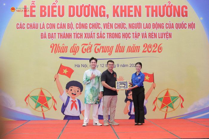 Bí thư Đoàn Thanh niên Quốc hội Nguyễn Thị Kim Anh trao quà lưu niệm cho Trường Trung học Cơ sở Nguyễn Bỉnh Khiêm