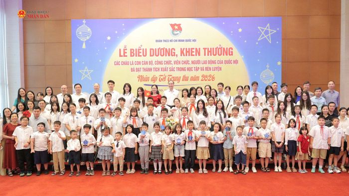 Đại biểu cùng các học sinh chụp hình lưu niệm