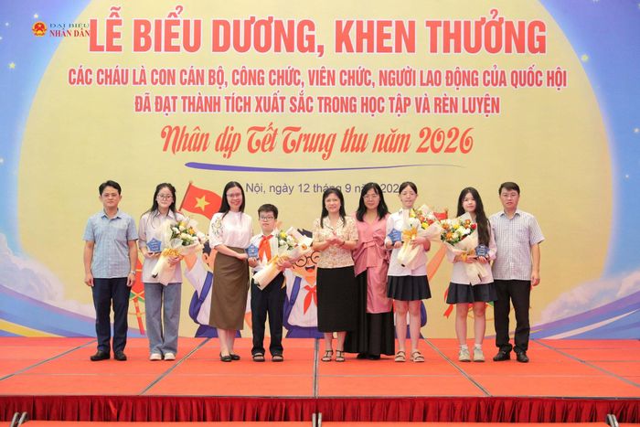 Phó Chủ nhiệm Ủy ban Công tác đại biểu Tạ Thị Yên trao thưởng cho các cháu có thành tích cấp tỉnh, thành phố