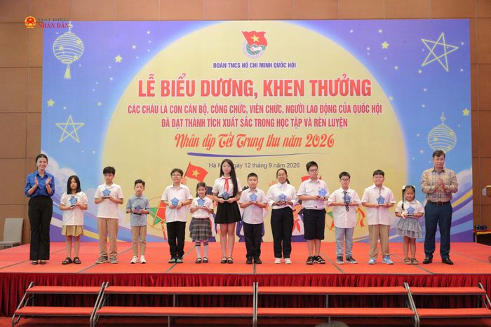 Trao thưởng cho các học sinh có thành tích xuất sắc