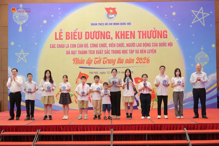 Đại biểu Quốc hội hoạt động chuyên trách tại Ủy ban Khoa học, Công nghệ và Môi trường Lê Trung Thành và đại biểu Quốc hội hoạt động chuyên trách tại Ủy ban Văn hoá và Xã hội Vũ Văn Tiến trao thưởng cho các học sinh có thành tích xuất sắc