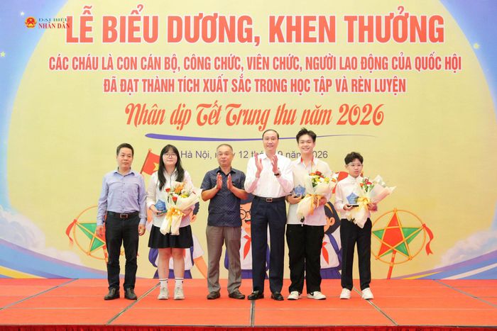 Phó Bí thư Đảng uỷ Quốc hội Phùng Khánh Tài trao thưởng cho các cháu có thành tích cấp quốc tế