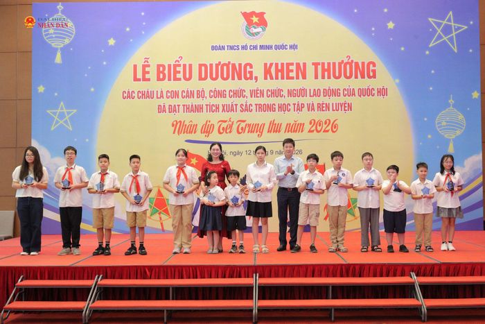 Đại biểu Quốc hội hoạt động chuyên trách tại Ủy ban Kinh tế và Tài chính Nguyễn Thành Trung và đại biểu Quốc hội hoạt động chuyên trách tại Ủy ban Dân nguyện và Giám Lê Thị Thúy Sen trao thưởng cho các học sinh có thành tích xuất sắc