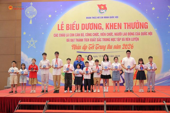 Đại biểu Quốc hội hoạt động chuyên trách tại Ủy ban Quốc phòng, An ninh và Đối ngoại Trần Thị Hồng An và Bí thư Đoàn Thanh niên Văn phòng Quốc hội Dương Phúc Thưởng trao thưởng cho các cháu có thành tích xuất sắc