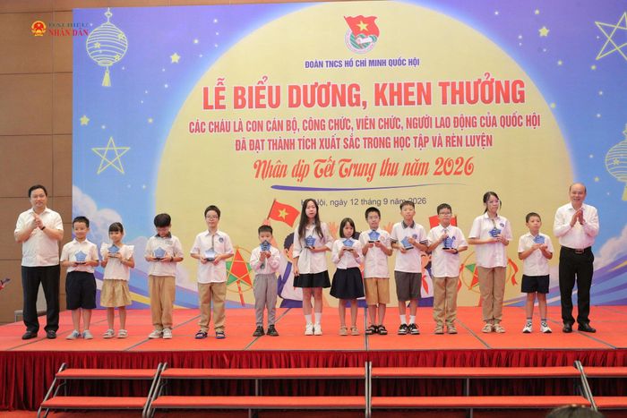 Phó Chủ nhiệm Ủy ban Dân nguyện và Giám sát Cao Mạnh Linh và đại biểu Quốc hội hoạt động chuyên trách tại Ủy ban Công tác đại biểu Hoàng Văn Nghĩa trao thưởng cho các học sinh có thành tích xuất sắc