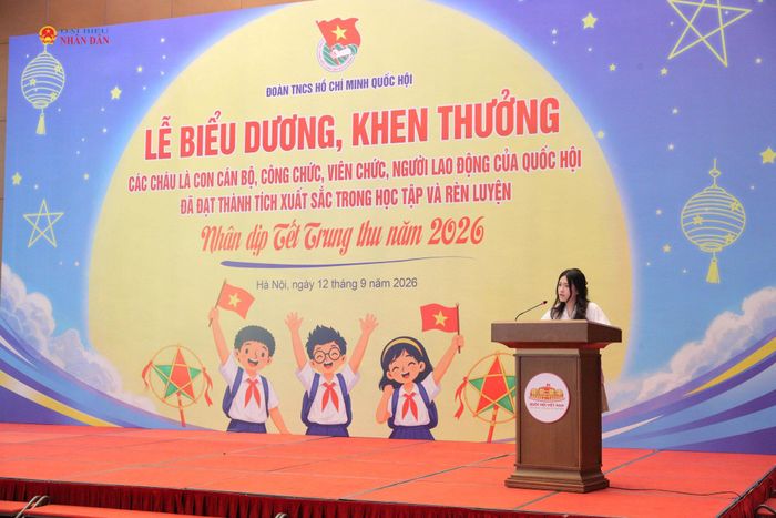 Em Nguyễn Hương Giang thay mặt học sinh có thành tích xuất sắc trong học tập và rèn luyện phát biểu