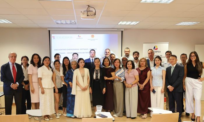Đoàn chụp ảnh lưu niệm với Hiệp hội Doanh nghiệp Tây Ban Nha - ASEAN. Nguồn: Cục Xúc tiến thương mại