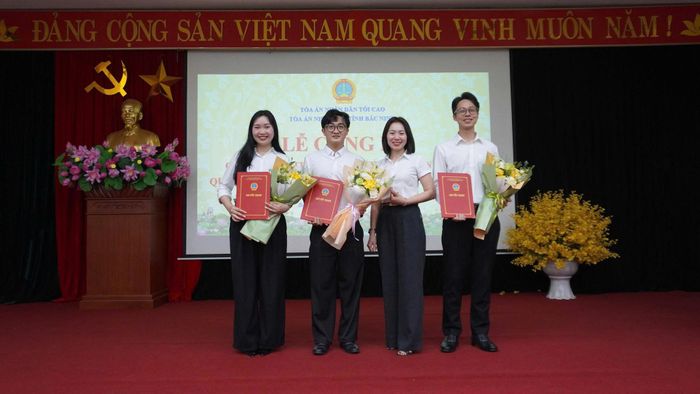 Đồng chí Lê Thu Hà – Chánh án TAND khu vực 1 - Bắc Ninh tiếp nhận cán bộ được TAND tỉnh điều động về đơn vị