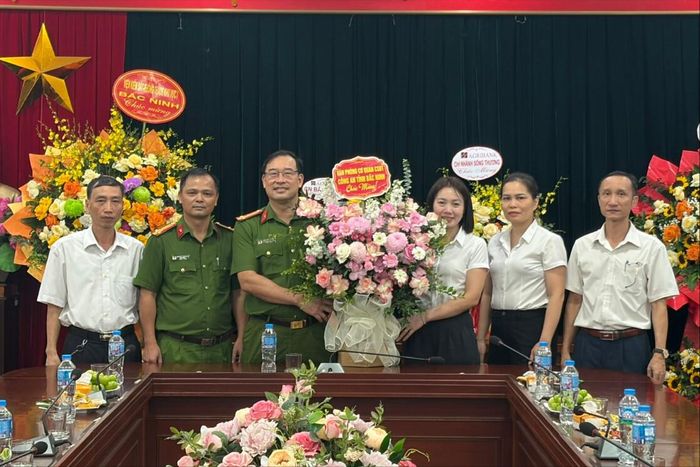 Lãnh đạo TAND khu vực 1 - Bắc Ninh nhận hoa chúc mừng kỷ niệm 81 năm ngày Truyền thống TAND từ các đơn vị