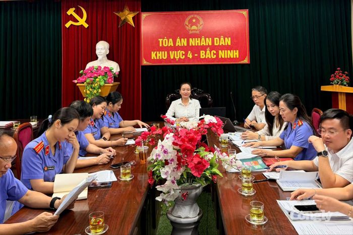 Chánh án Nguyễn Thị Kim Dung chủ trì phiên họp trực tuyến rút kinh nghiệm với sự tham gia của toàn bộ các điểm cầu