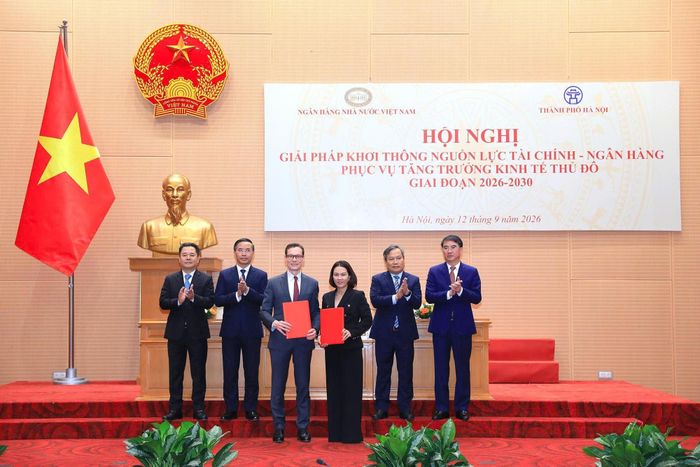 Lãnh đạo Ngân hàng Nhà nước Việt Nam và UBND thành phố Hà Nội chứng kiến Lễ ký thỏa thuận hợp tác giữa các tổ chức tín dụng và các doanh nghiệp trên địa bàn thành phố phục vụ trực tiếp cho các chương trình, dự án lớn, quan trọng của Thủ đô.- ảnh : Hoàng Giáp