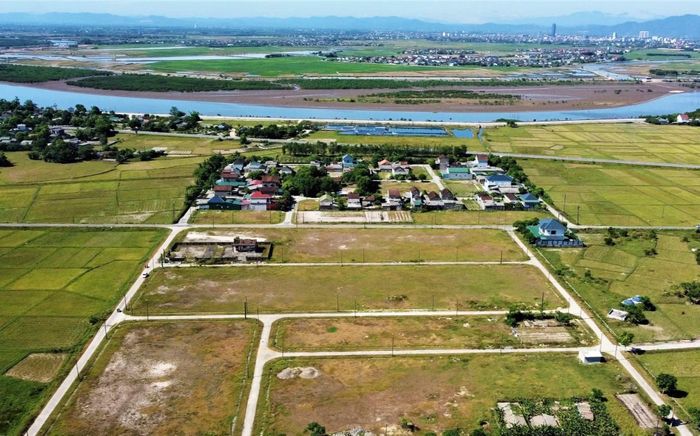 Khu tái định cư được xây dựng để thực hiện việc di dời người dân phục vụ cho dự án mỏ sắt Thạch Khê nhưng chưa một lần được sử dụng kể từ năm 2010 đến nay.