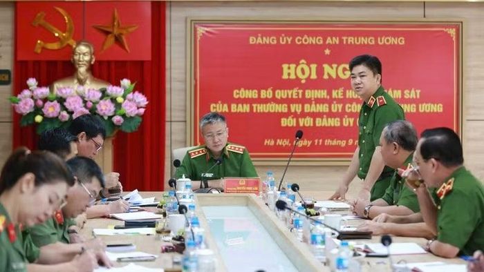 Thiếu tướng Dương Đức Hải, Bí thư Đảng ủy, Cục trưởng Cục Cảnh sát PCCC và CNCH phát biểu, tiếp thu ý kiến chỉ đạo của đồng chí Thứ trưởng, Trưởng Đoàn Giám sát.