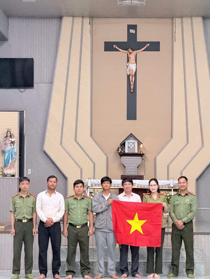 Linh mục Giuse Đỗ Văn Dũng cùng lực lượng Công an, Đoàn kinh tế Quốc phòng 74 (Binh đoàn 15, Bộ Quốc phòng) đóng chân trên địa bàn xã tại buổi trao Cờ Tổ quốc cho người dân.