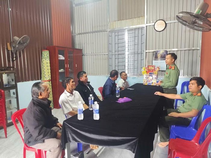 Đại úy A Trung, cán bộ Cục An ninh nội địa, Bộ Công an (tăng cường giữ chức vụ Phó Trưởng Công an xã Ia Dơk) trực tiếp thăm gặp, tuyên truyền, phổ biến pháp luật cho Ban Chấp sự Hội thánh Tin lành Ia Kla.