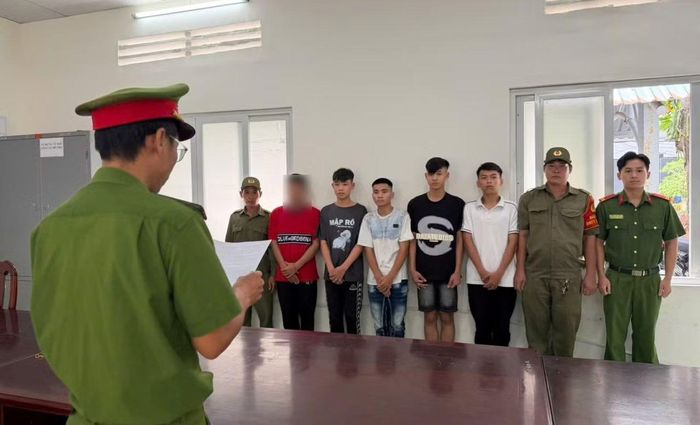 Cơ quan Cảnh sát điều tra Công an TP Hồ Chí Minh tống đạt Quyết định khởi tố bị can đối với các đối tượng.