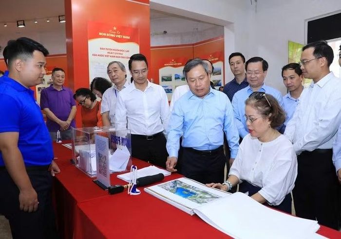 Chủ tịch UBND TP Hà Nội trao đổi với người dân tại buổi kiểm tra. Ảnh: Lê Hải